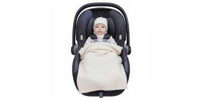 thumb Jak bezpiecznie ogrzać dziecko w foteliku? Otulacz, śpiworek a może jednak koc? 